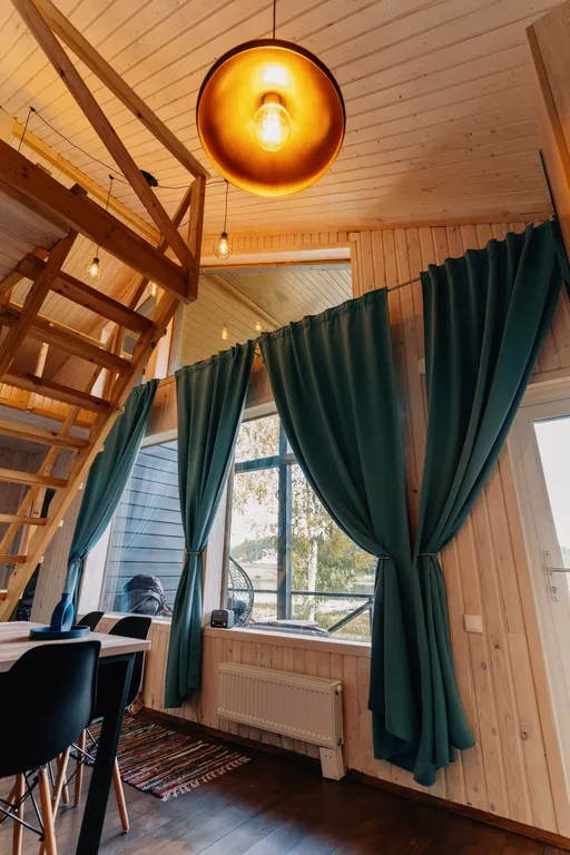 Дом с видом на озеро рядом с Ладожскими шхерами