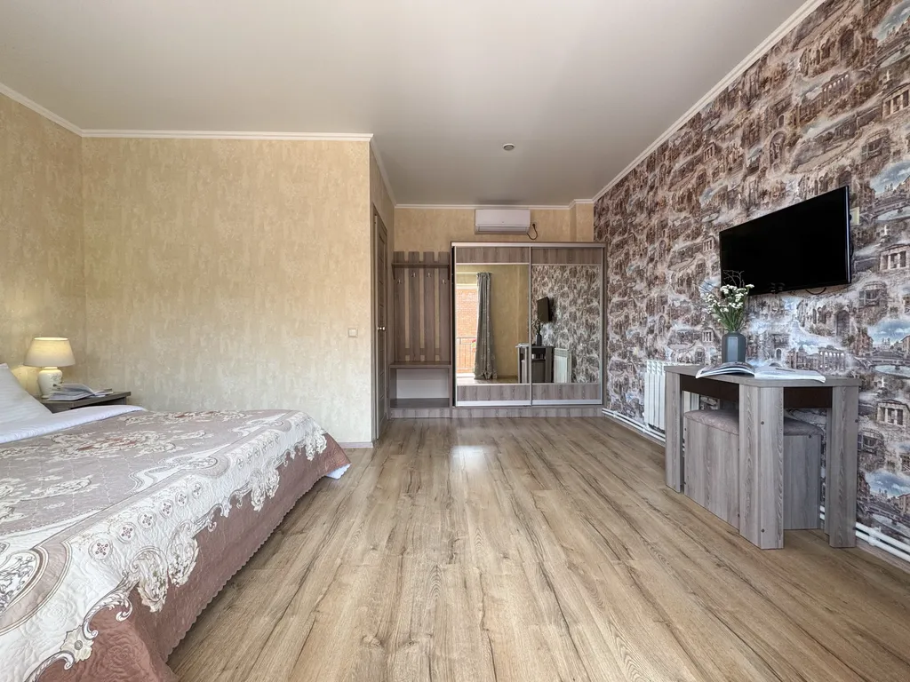 Солнечный номер для двоих с видом на цветочный дворик