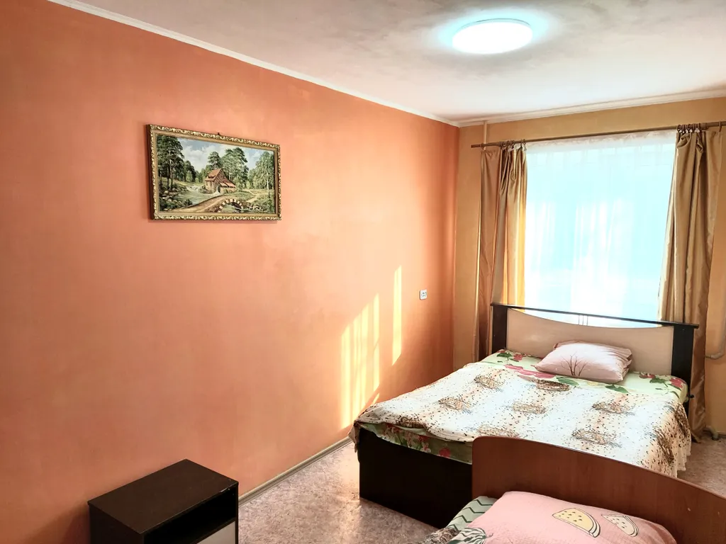 Вместительная трёшка (до 11 чел.) с изолированными комнатами в центре