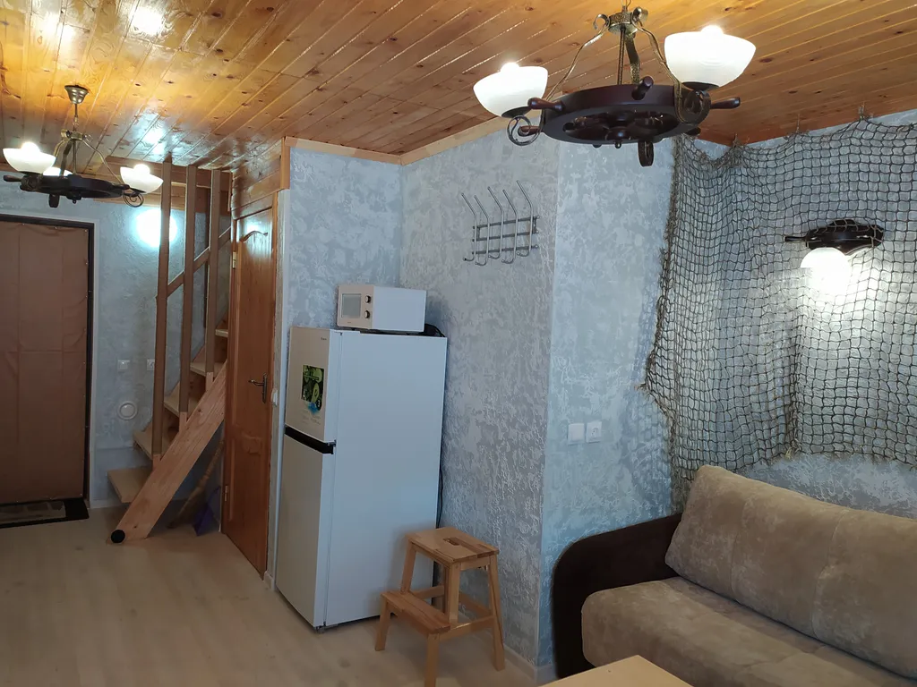 Дом через сосновый лес у Балтийского моря