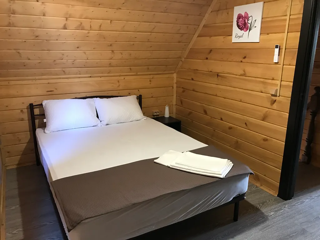 Уютные домики у канала