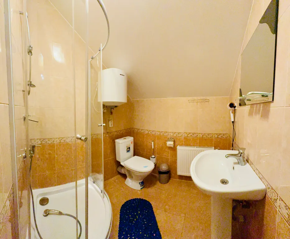 Трехместный номер 11 с балконом и видом на горы