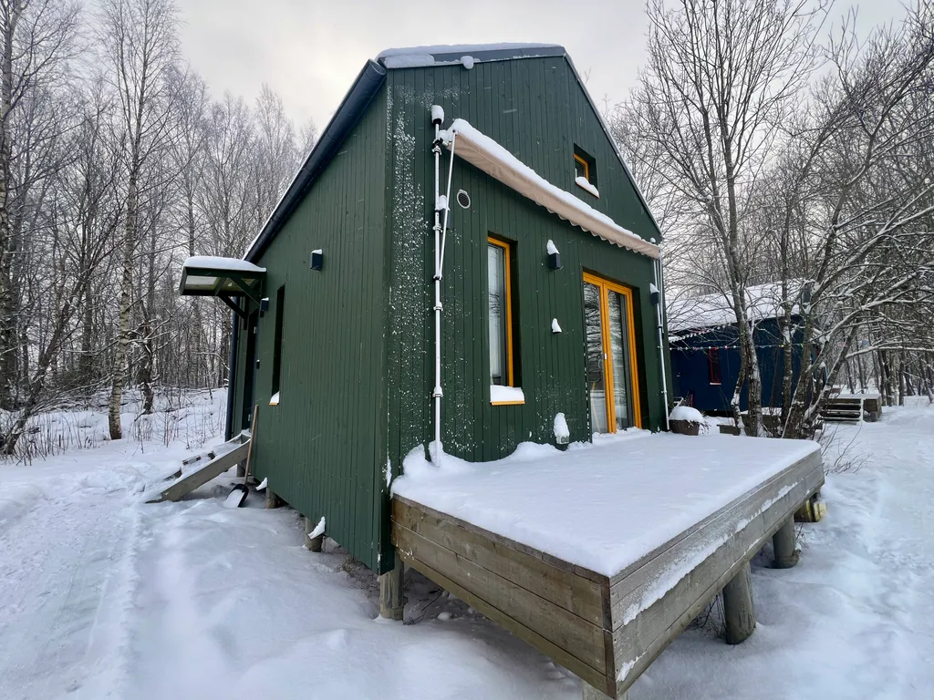 Зеленый домик в поле