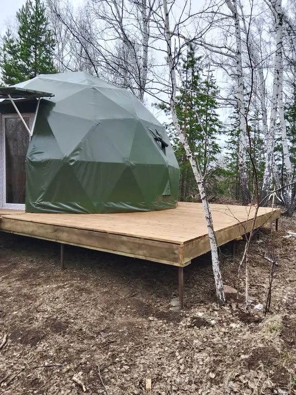 Гео купол в лесу на берегу озера Увильды