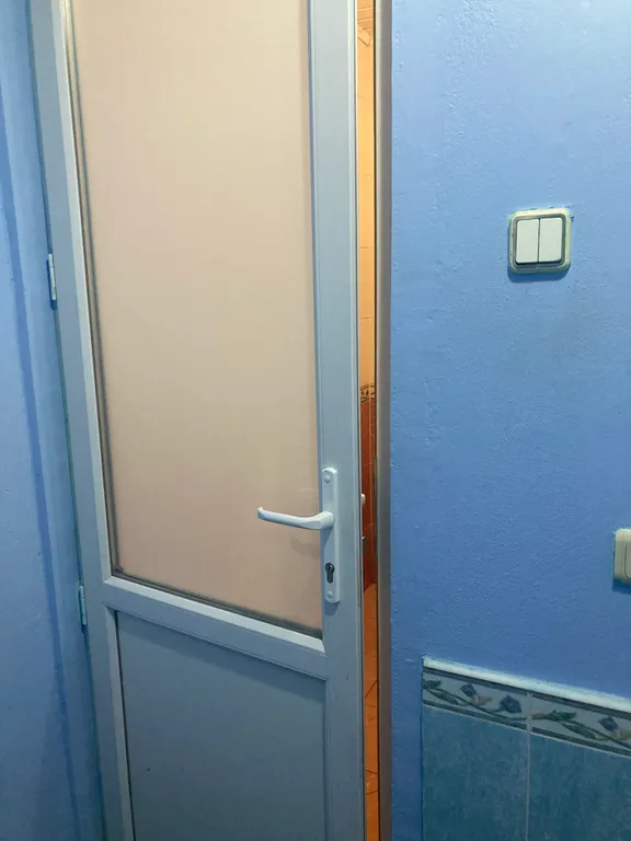 Часть дома с зелёной зоной отдыха во дворе и летней кухней