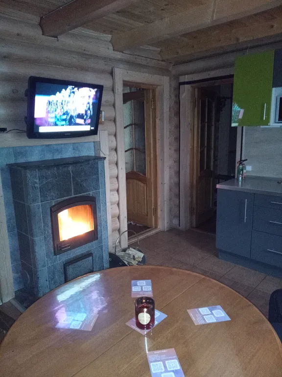 Уютный коттедж с камином у озера в Колосково