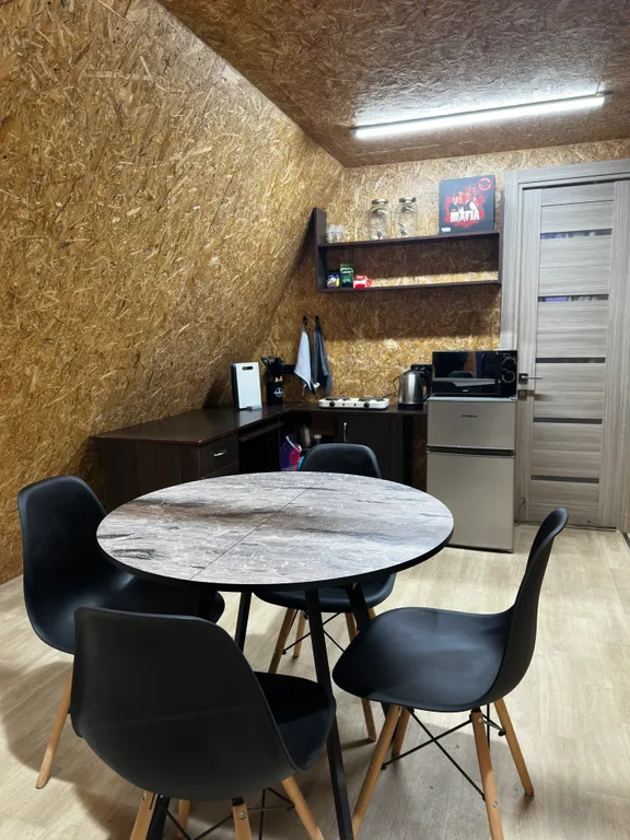 Уютный дом с видом на лес и железную дорогу