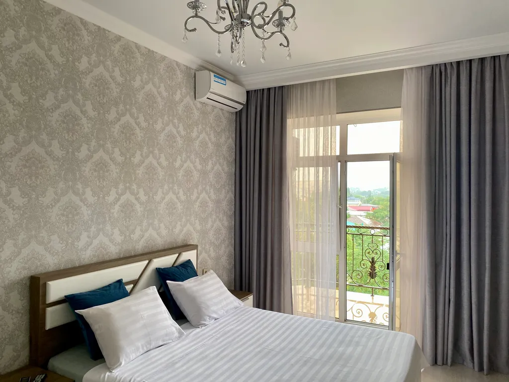 Просторная квартира с видом на горы в центре города