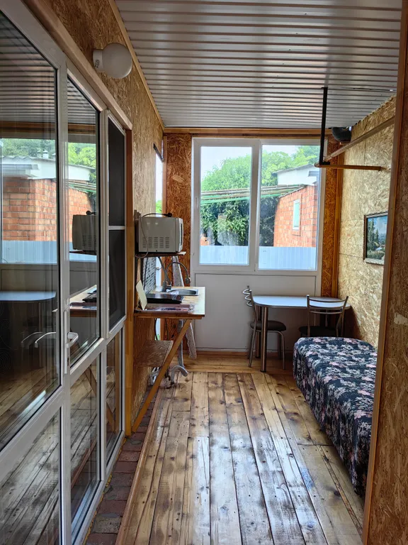 Часть дома с собственным двором около моря