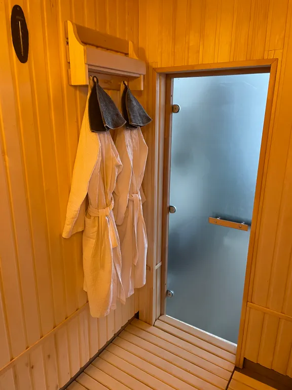 Новый современный дом с сауной в стиле барн хаус