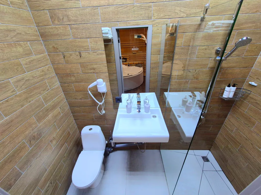 Двухуровневые апартаменты с личной сауной и джакузи в центре города