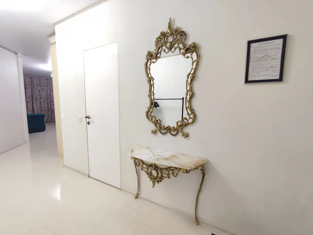 Современная уютная квартира с камином