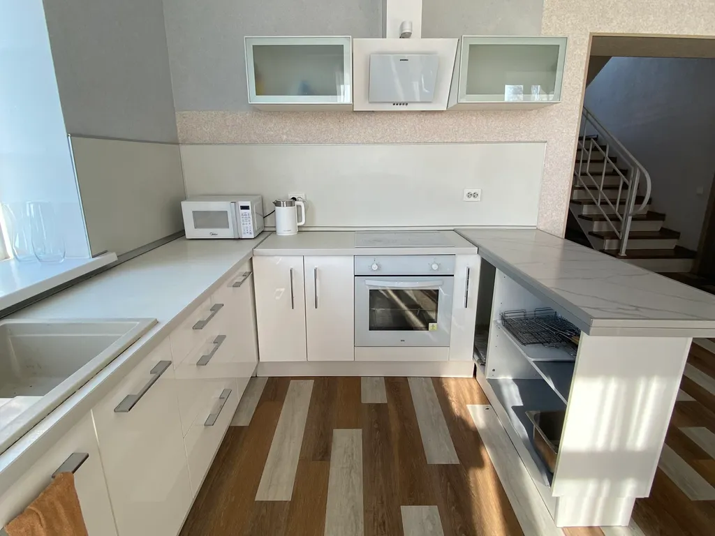 Гостевой дом среди леса с видом на озеро и город