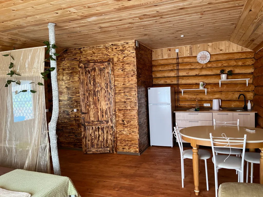 Деревянный дом для со всеми удобствами бассейн у крыльца, зелёный лес