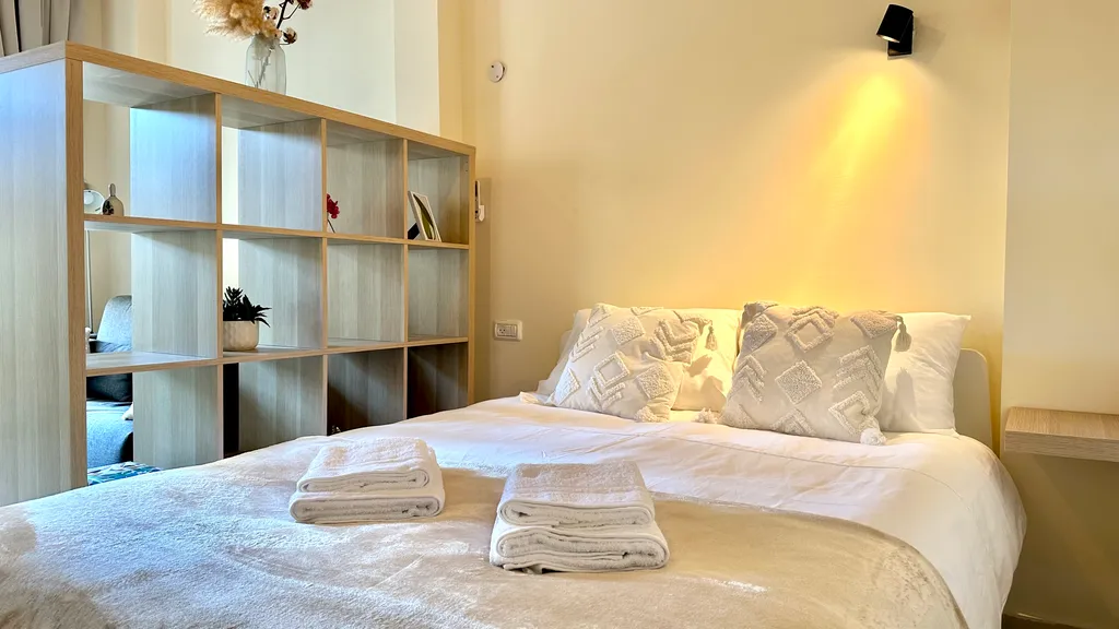 Крутые апартаменты с балконом рядом с Парижской площадью