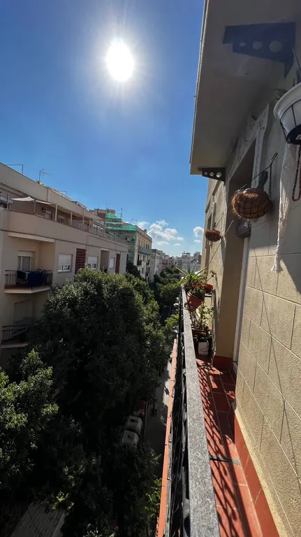 Комната в просторной квартире рядом с парком Монтжуик