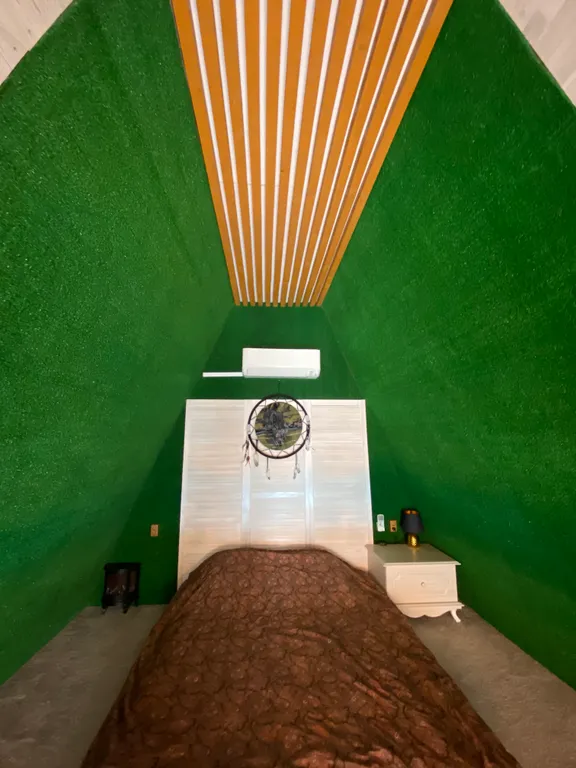 Дом-шалаш и баня-бочка на берегу горе-моря