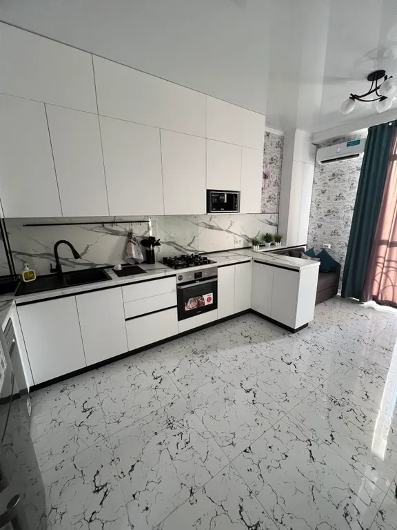 Квартира Квартира Уютная, новая в самом лучшем районе города, 5 мин до моря — Геленджик