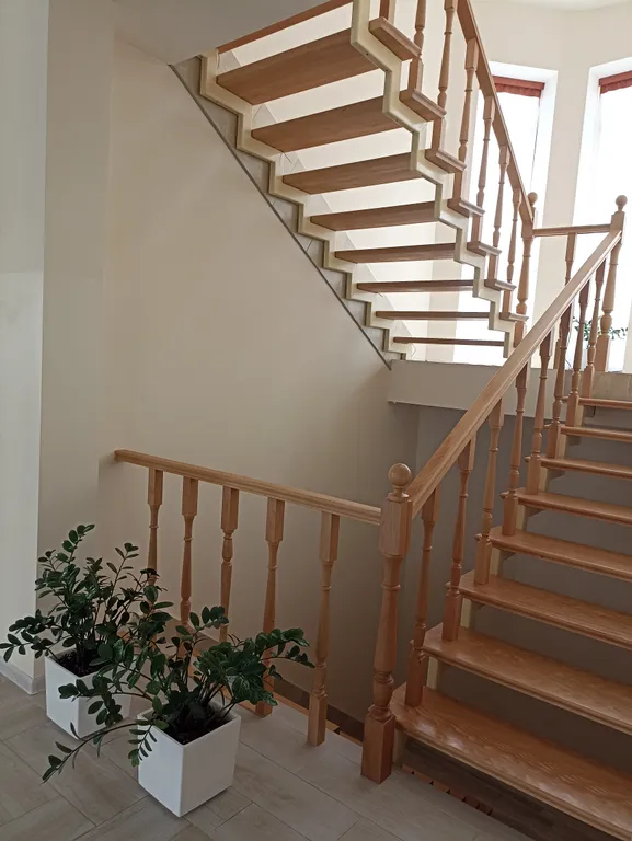 Уютный дом с зеленой лужайкой