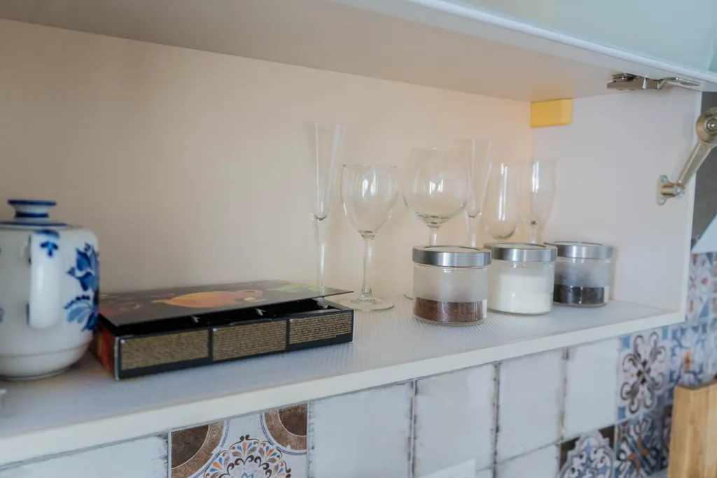 Студия с камином, деревом и видом на реку