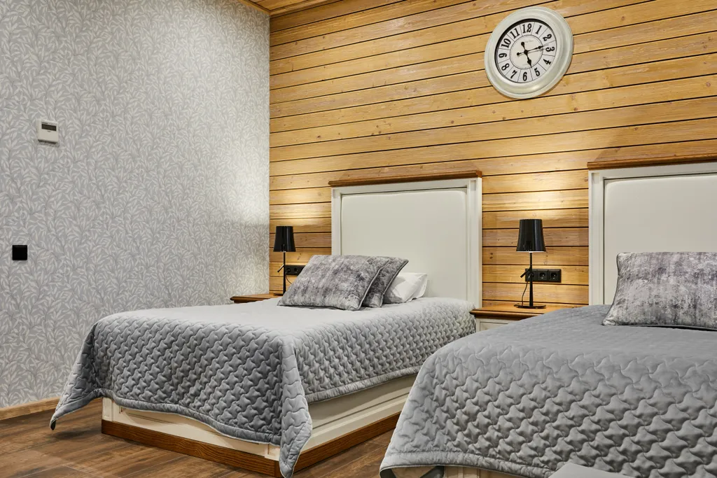 Улучшенный трехместный номер с раздельными кроватями и видом на озеро