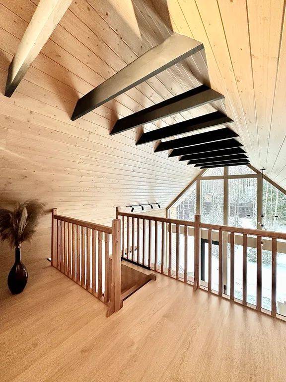 Новый панорамный барнхаус с сауной на лесном участке