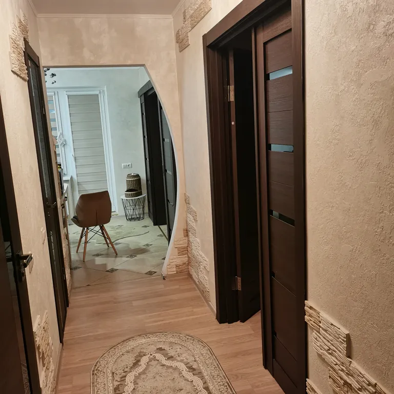 Центр города, уютная квартира в новом доме, лифт, парковочное место.