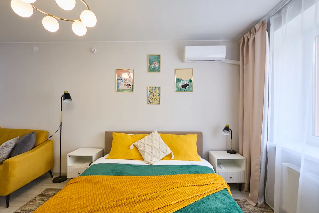 Тюльпаны & солнце: стильная 1-комнатная квартира в современном доме