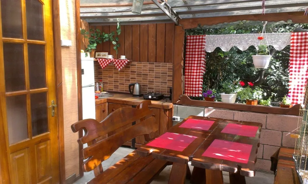 Уютный номер с двориком-беседкой