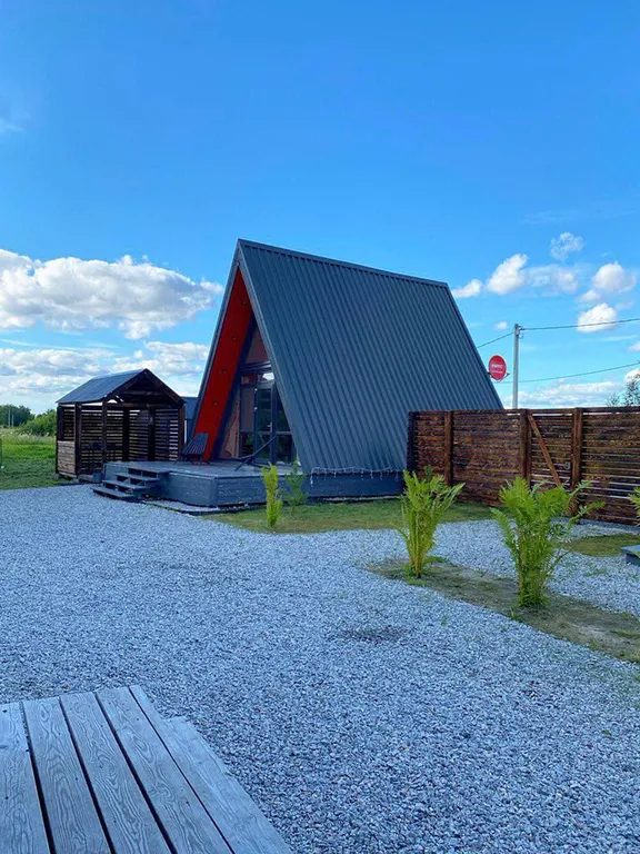 Уютный скандинавский домик у леса