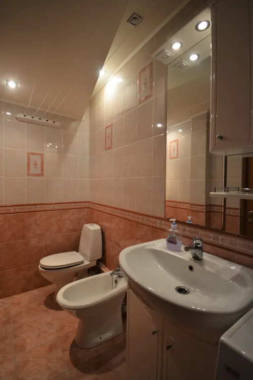 Трёхкомнатная квартира с раздельными комнатами двумя уборными и лифтом