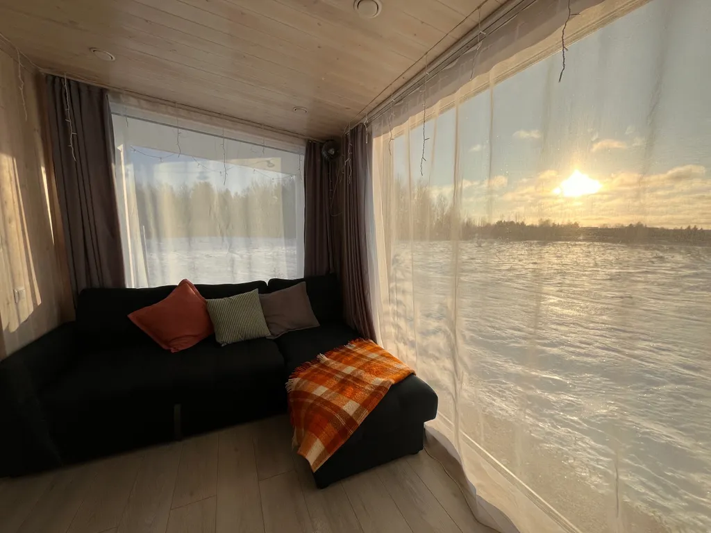 Атмосферный дом у леса