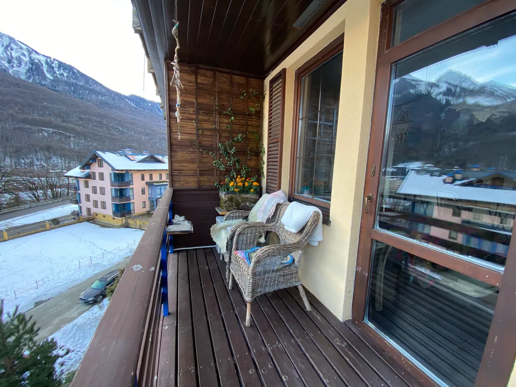 Просторная бохо студия с панорамным видом на горы