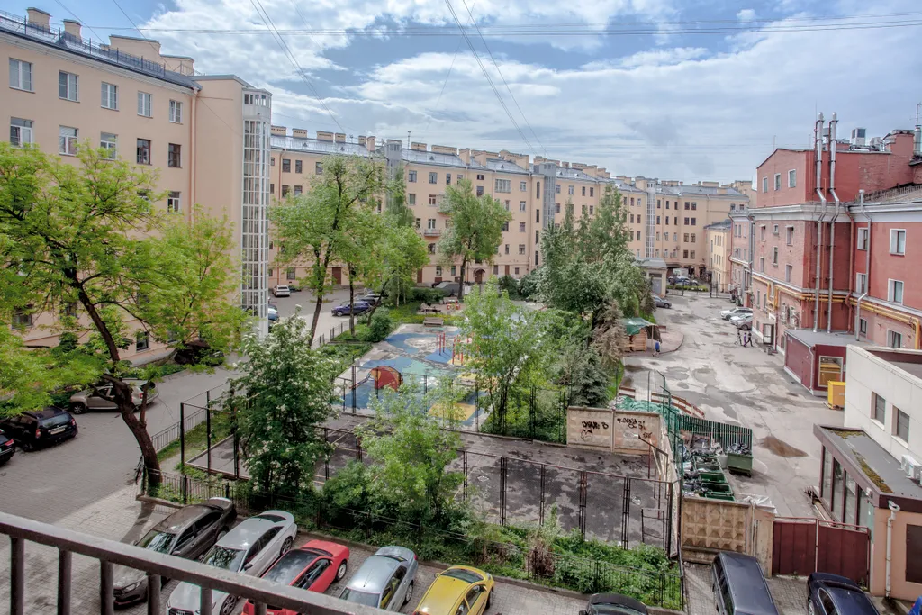 Квартира Квартира Немного дерева в пластмассовом мире — Санкт-Петербург