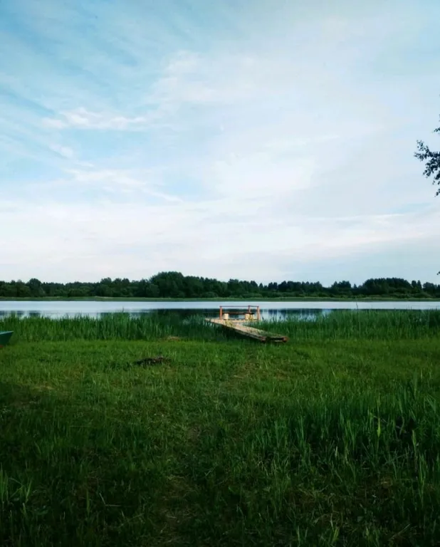 Уютный дом на берегу реки