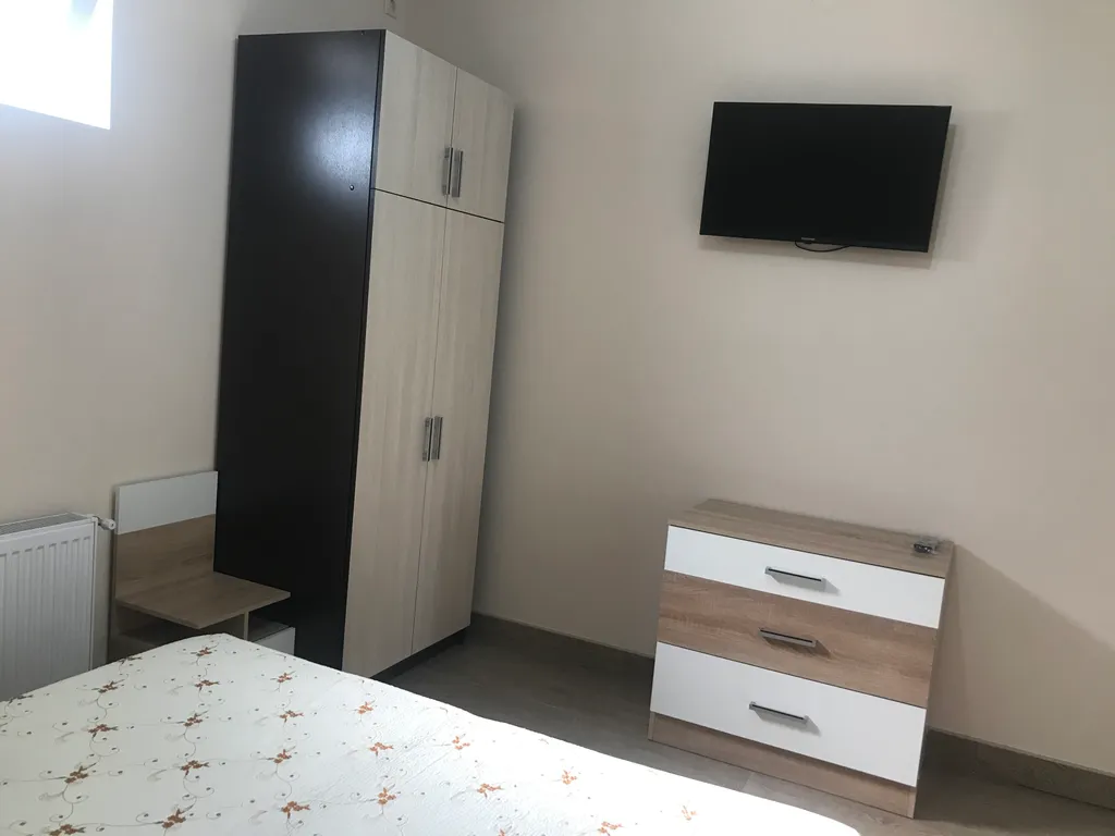 Индивидуальный номер на земле в уютном дворике