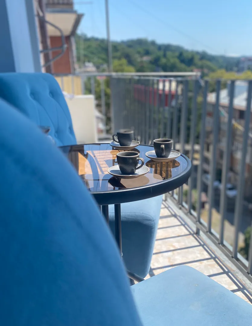 Кофе на балконе с видом на море;