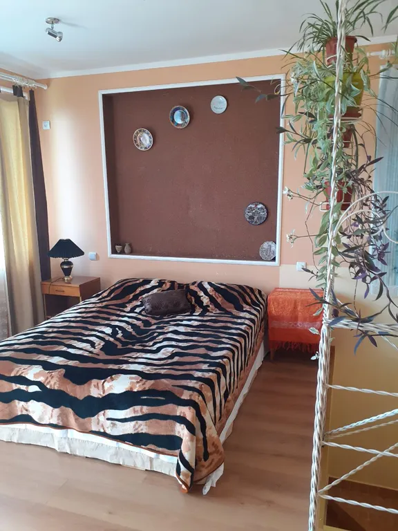 Дом 2 уровня со своим двором