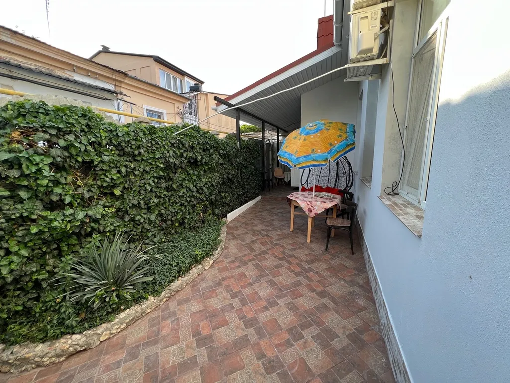 Домик с чудным зелёным двориком