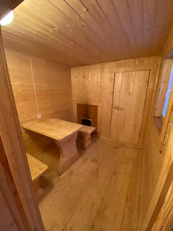 Уютный дом у леса и озера