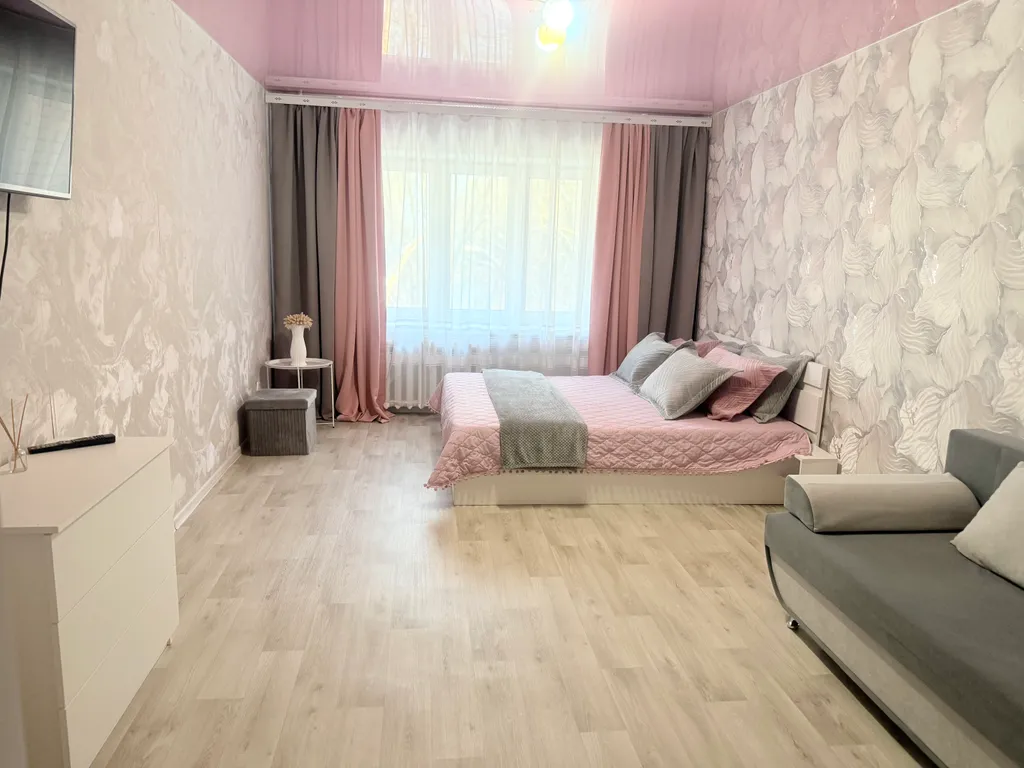 Большая квартира на набережной