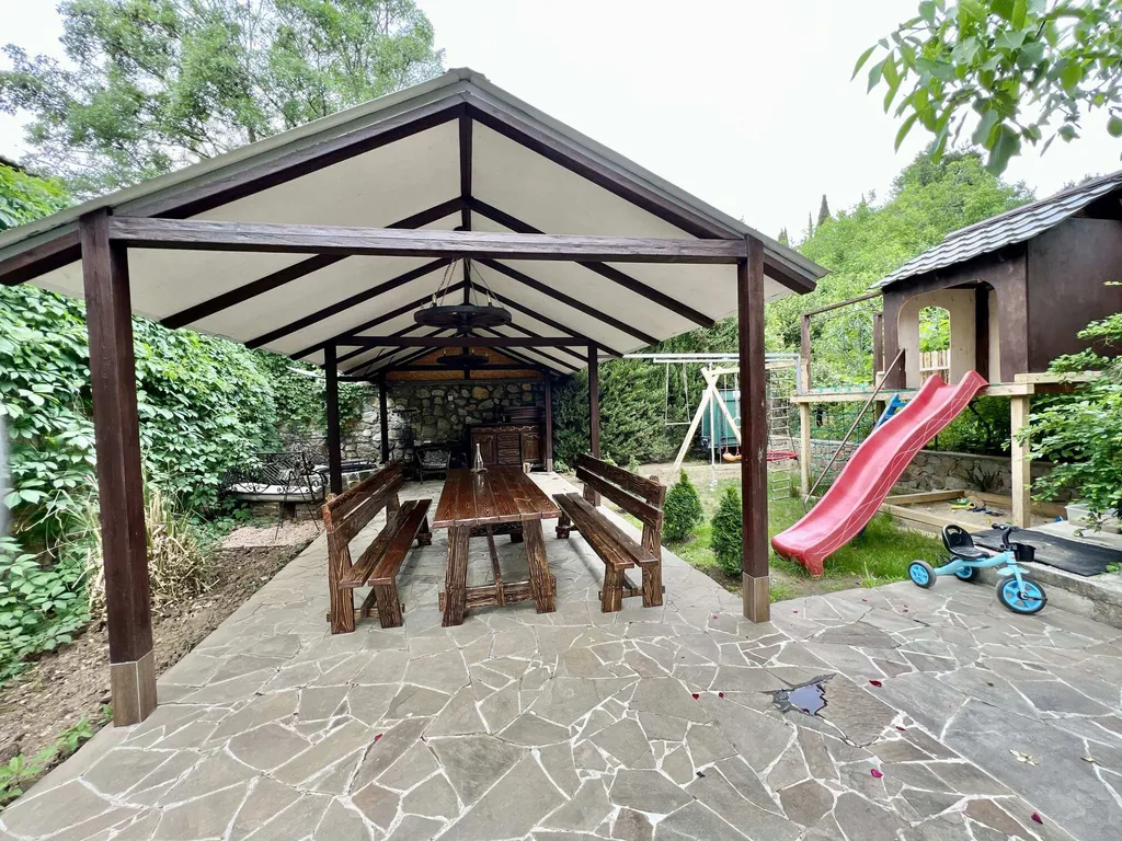 Дом в Гаспре с бассейном и беседкой