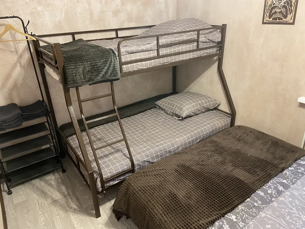 Дом в черте города в сосновом лесу