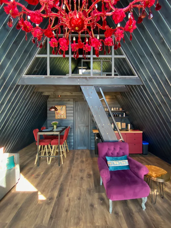 Smaland Musta House на берегу реки