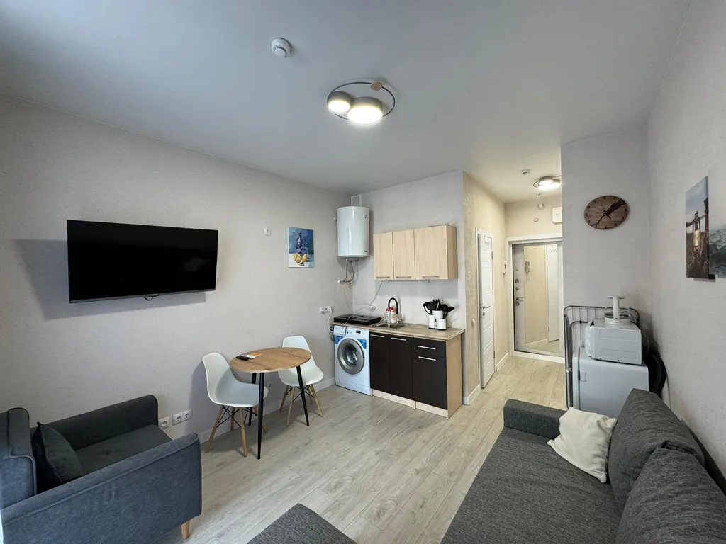 Студия с видом на бассейн