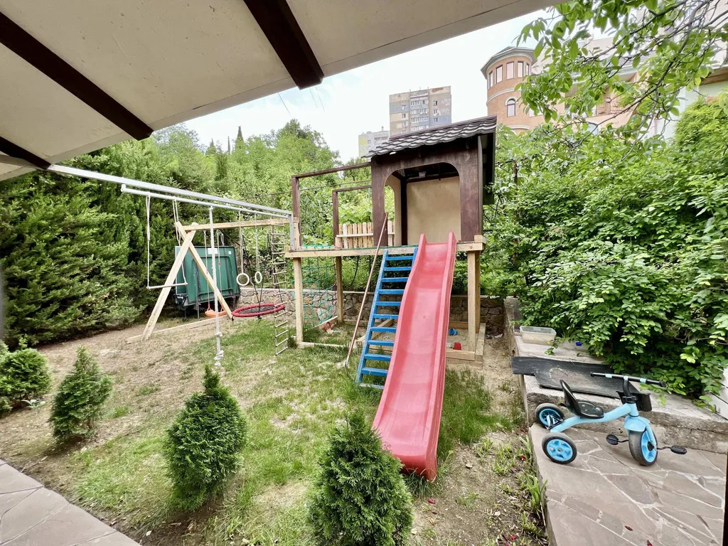 Дом в Гаспре с бассейном и беседкой