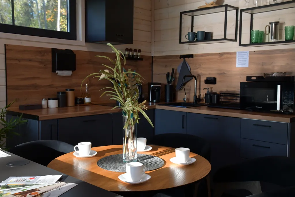 Уютный дом на живописной поляне в лесу с панорамными окнами