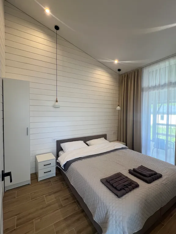 Коттедж Дом у озера — аренда посуточно в Поляны