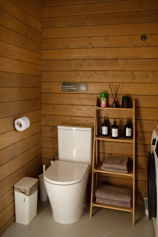 Дом с сауной и горячим чаном на участке с соснами