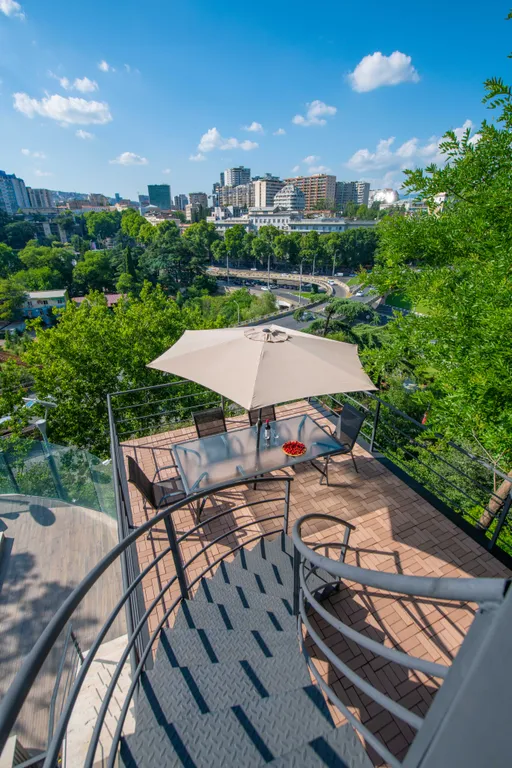 Central apartment with a swimming pool